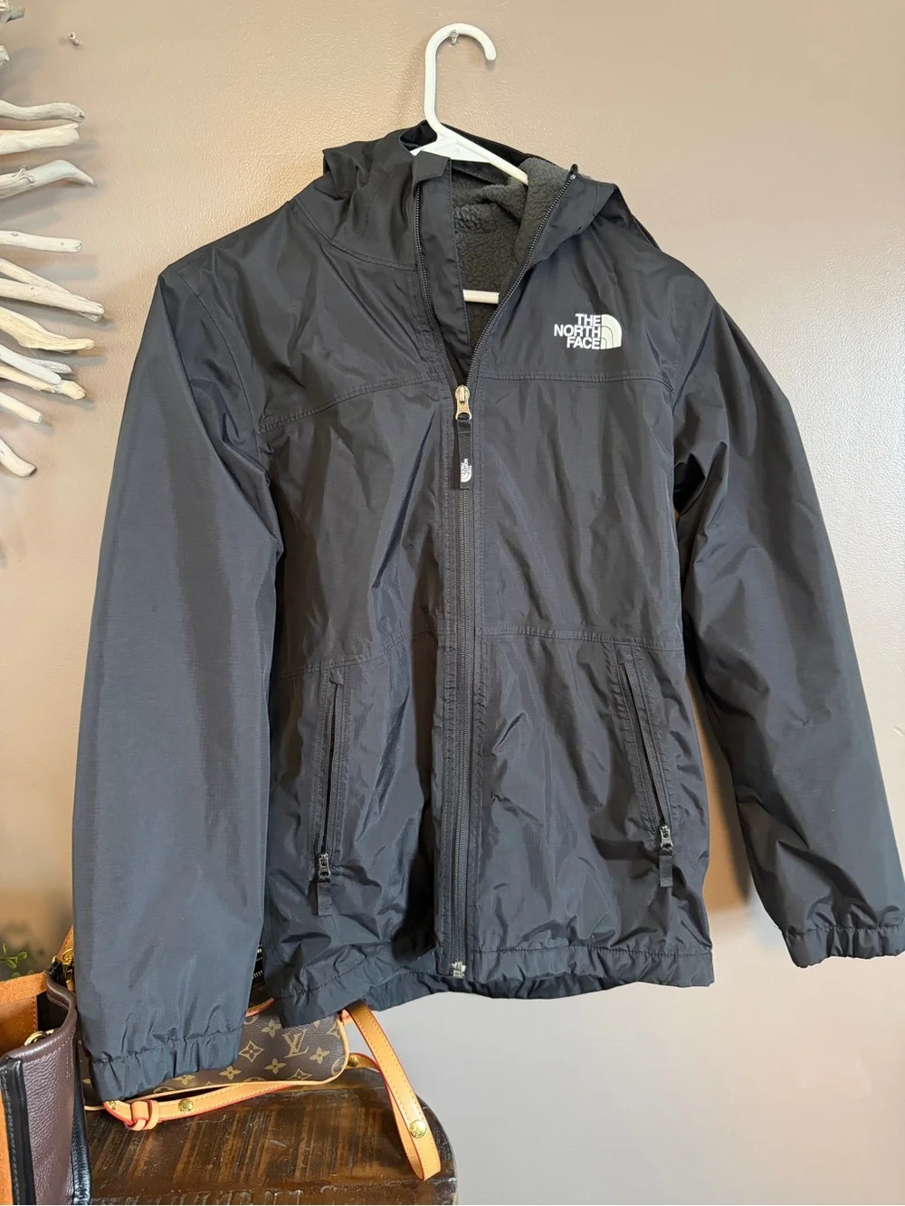 Boys North Face‎ jacket with Sherpa lining in black. Wind/rain.